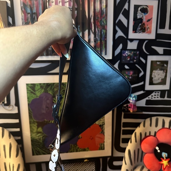 LONDON ROCK HANDPAINTED ACUTE CROSSBODY - Picture 5 of 9